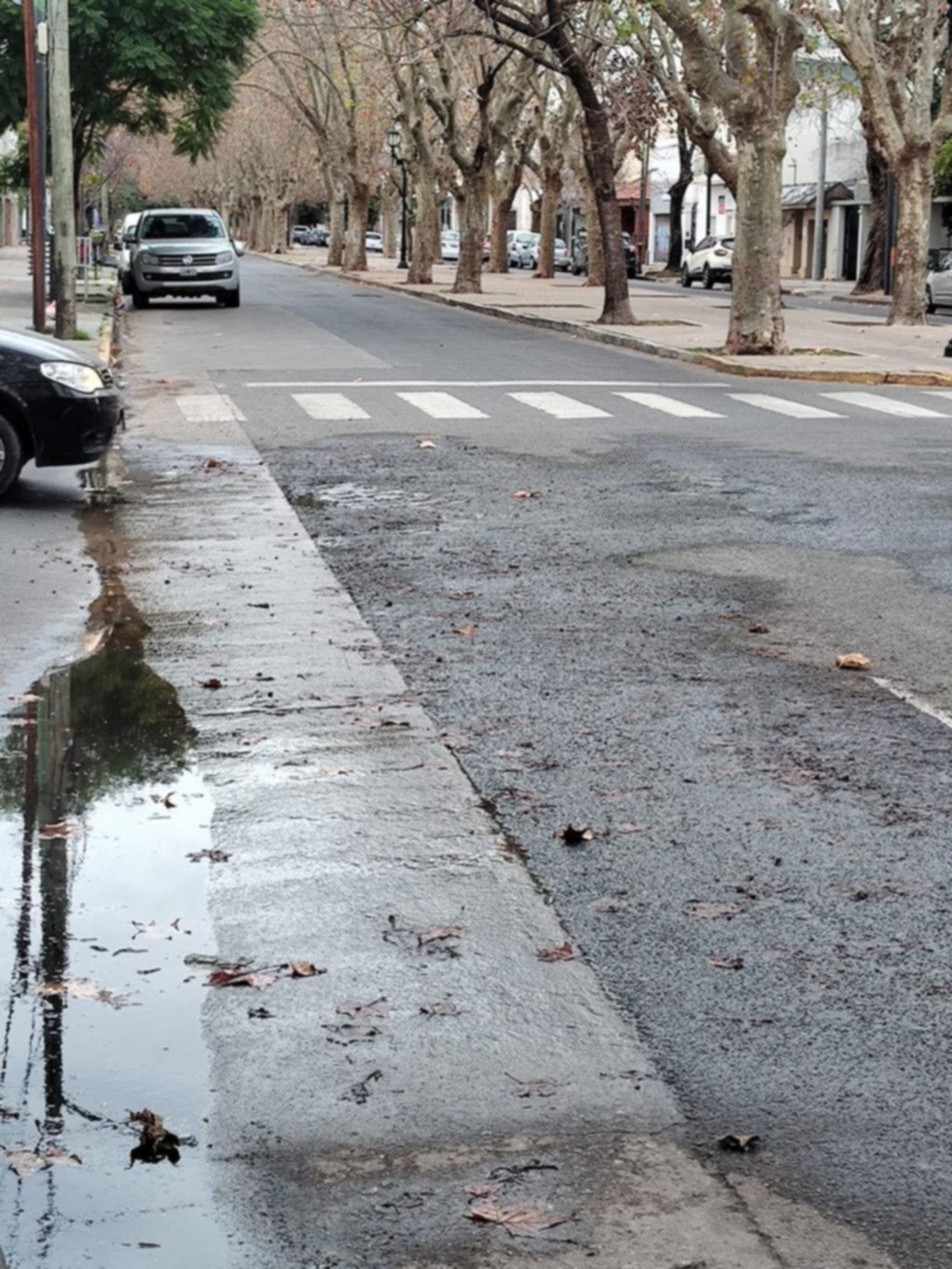 Asfalto destrozado en un cruce cerca de Plaza Malvinas