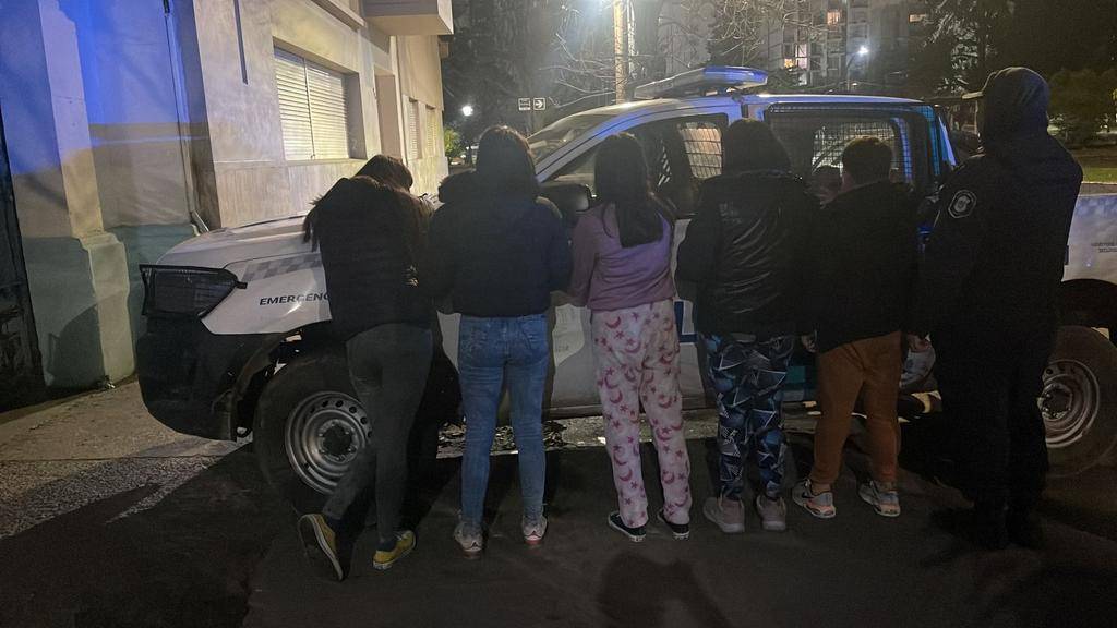 Descontrol juvenil, daños y detenidos en Villa Alba
