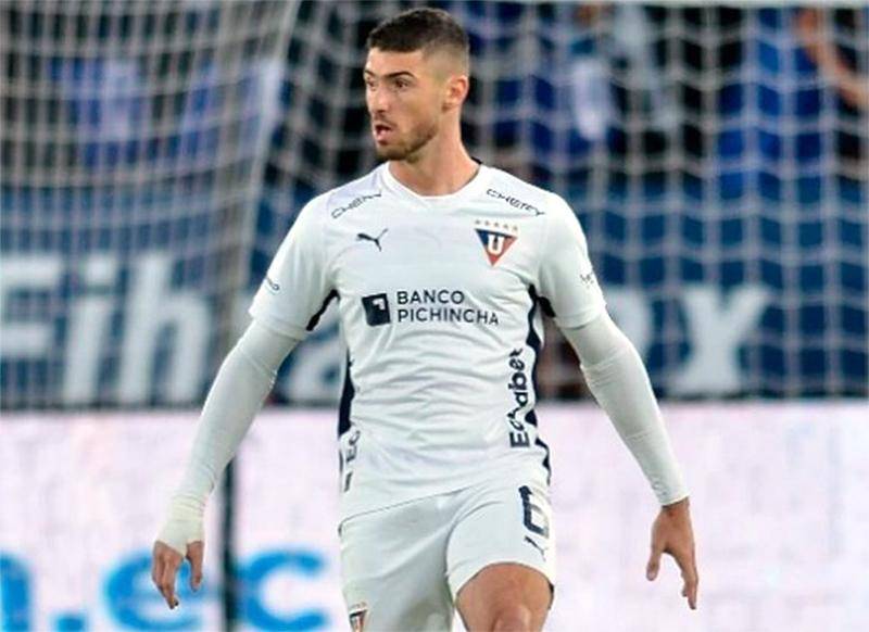 Mientras espera por el central, mira un lateral izquierdo