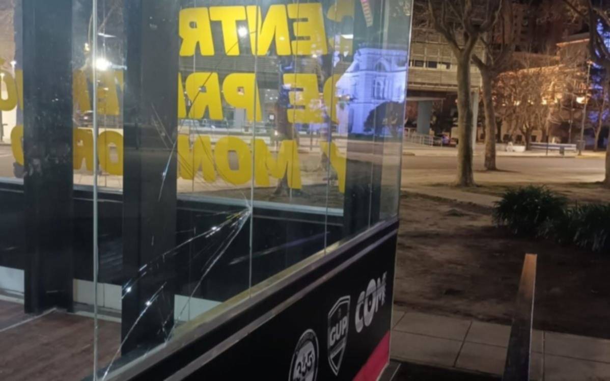 Se peleó con un policia, lo golpeó y destrozó una garita de seguridad en Plaza Moreno: terminó detenido