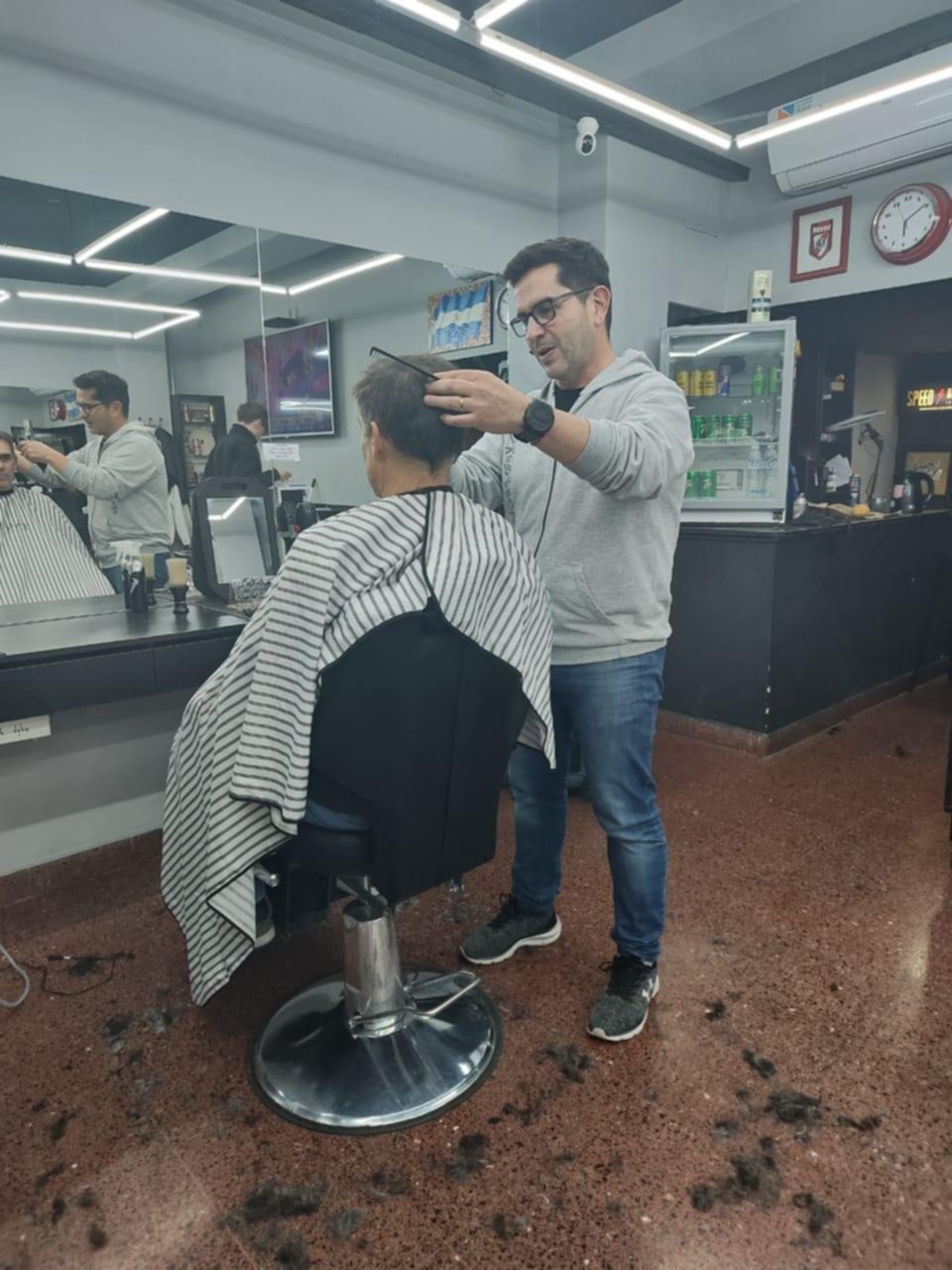 Los postes de barberos se sumaron al paisaje de las calles platenses
