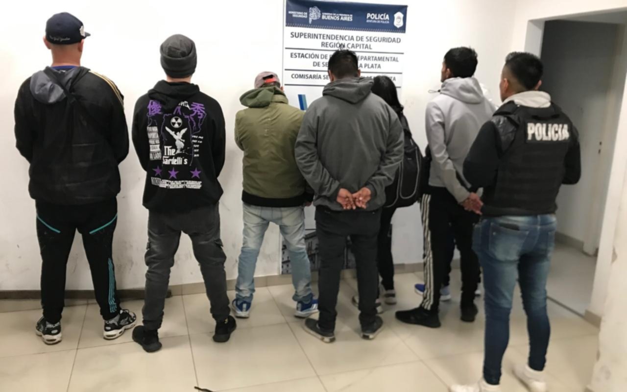 Detuvieron a 7 vendedores ambulantes tras el recital de Airbag en La Plata: hubo insultos, gritos y empujones