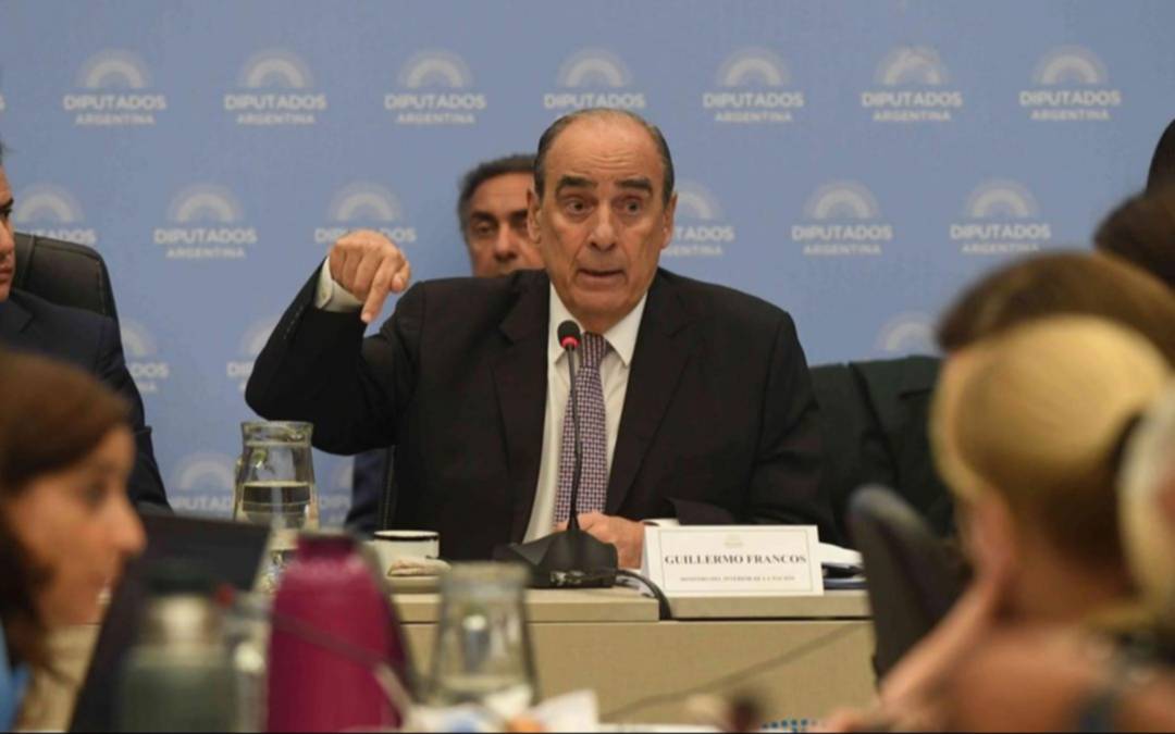 El Gobierno insiste por Ganancias y privatizaciones en la Ley Bases