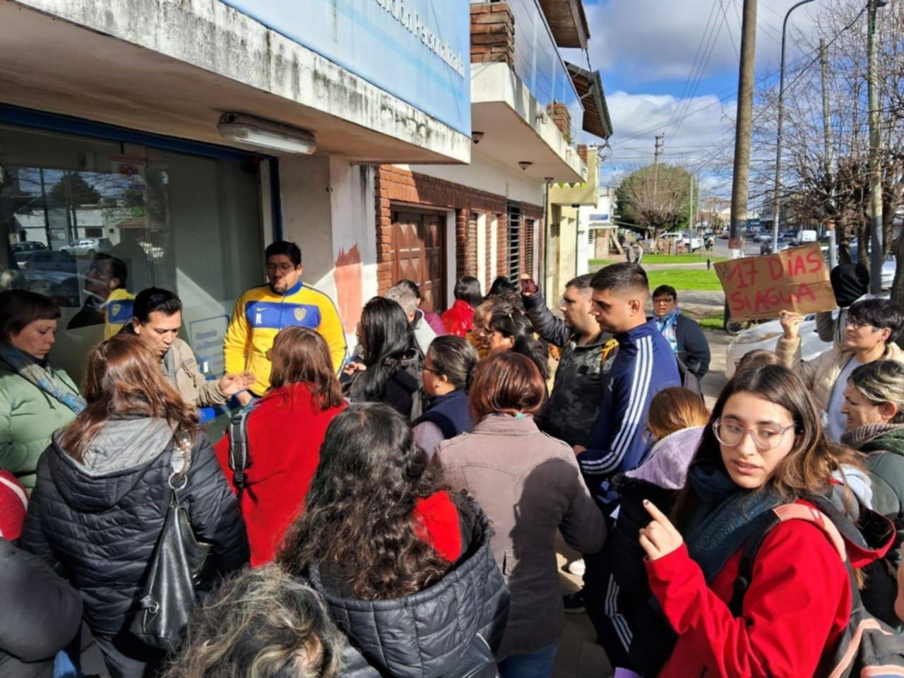 Movilización en Absa: vecinos de Los Hornos reclamaron por la falta de servicio