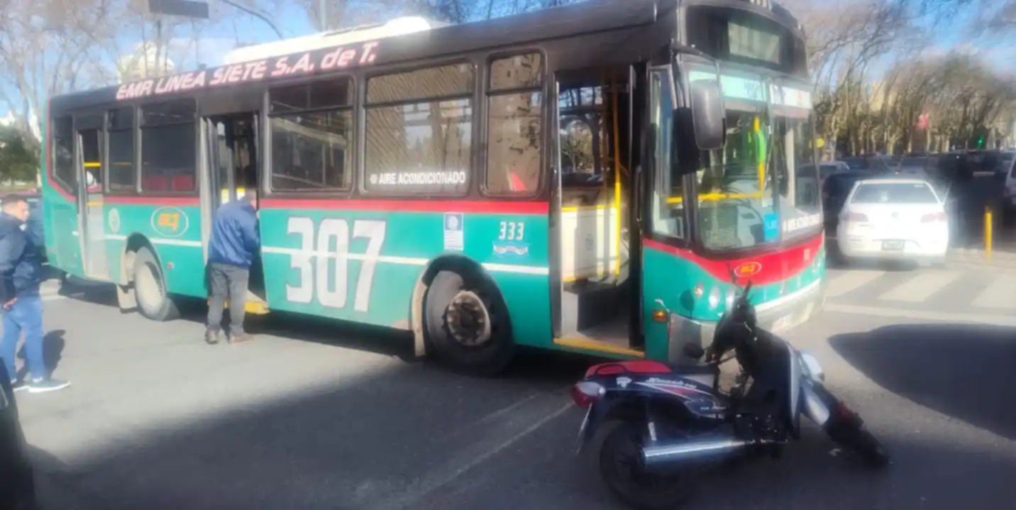 Accidente en el centro de La Plata: chocaron un micro y una moto
