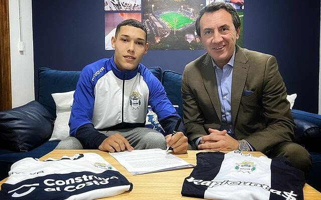 Jeremías Merlo firmó su primer contrato profesional en Gimnasia