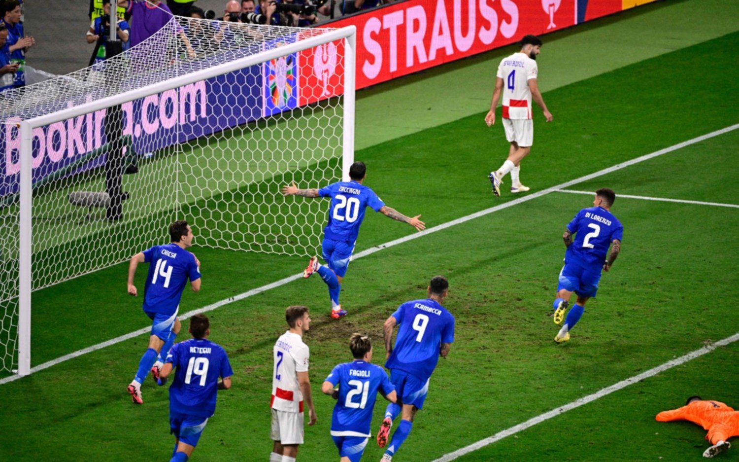 Italia consiguió un empate agónico ante Croacia y aseguró su pase a los octavos
