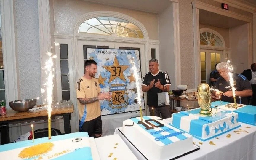 Crack de toda la cancha y todo el pastel: Messi compartió su torta de cumpleaños con los fanáticos en Nueva Jersey