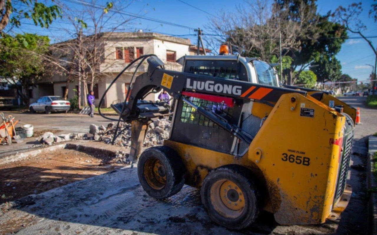Avanzan las tareas de bacheo en los barrios del distrito  