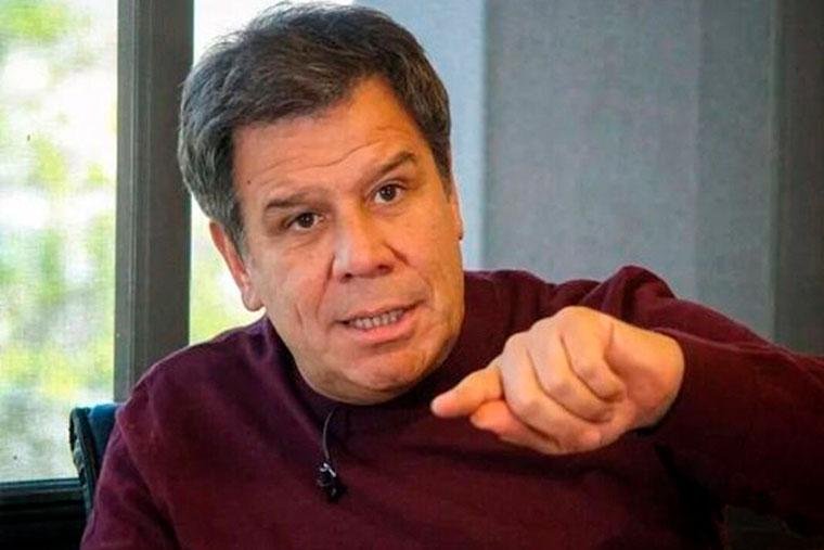 Manes sale a la cancha, hace un acto y mete ruido en la interna de la UCR