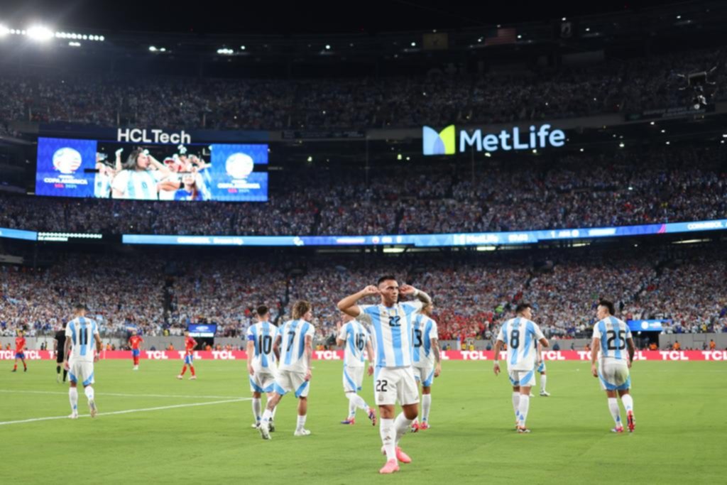 ¡Que susto! El VAR analizó el gol argentino