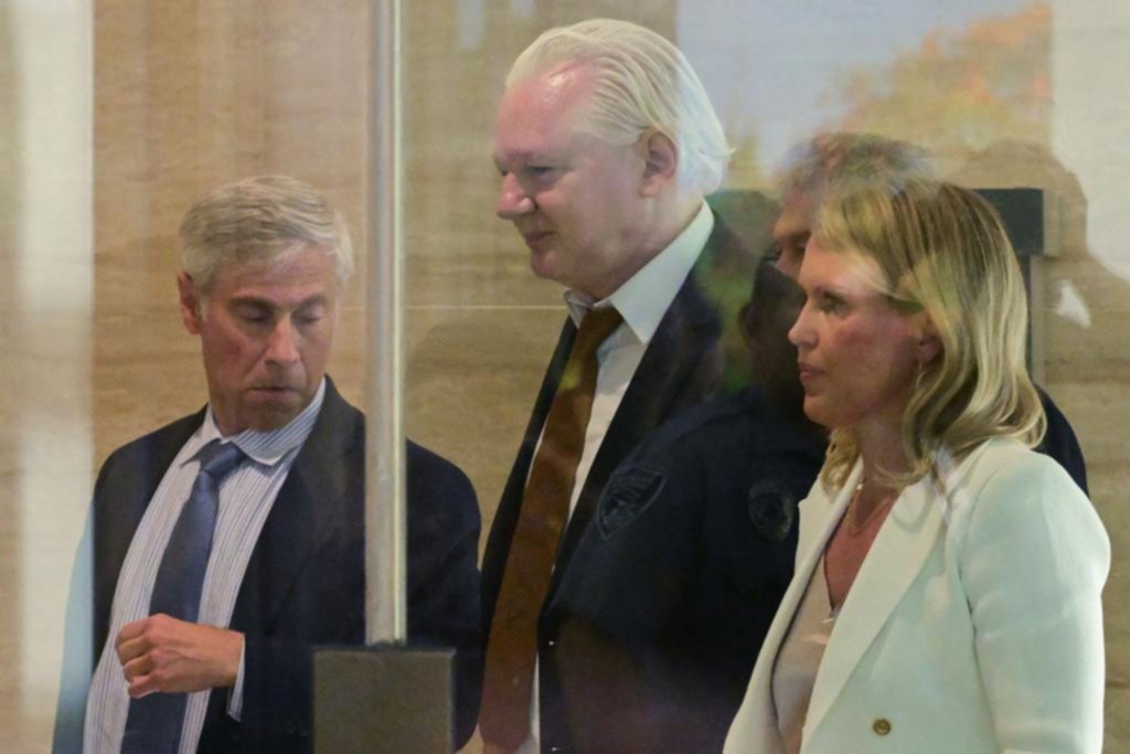 Con tal de quedar en libertad, Assange se declaró culpable