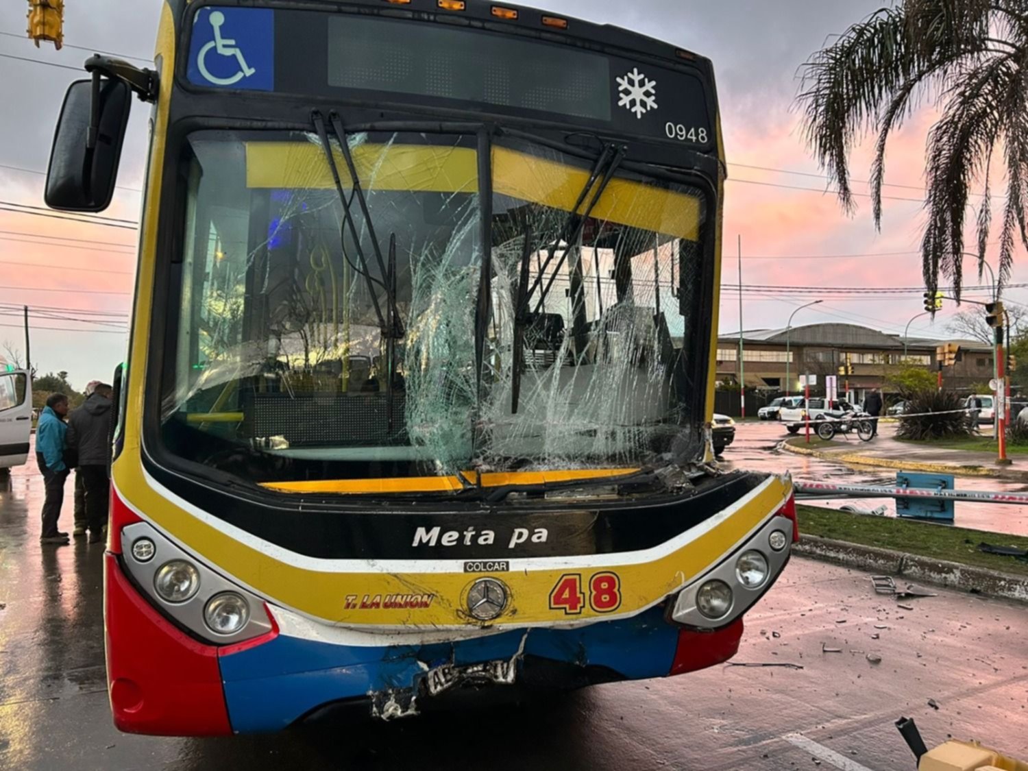 Fuerte choque en la Región entre un camión que transportaba contenedores y un micro de la 202: 4 heridos hospitalizados