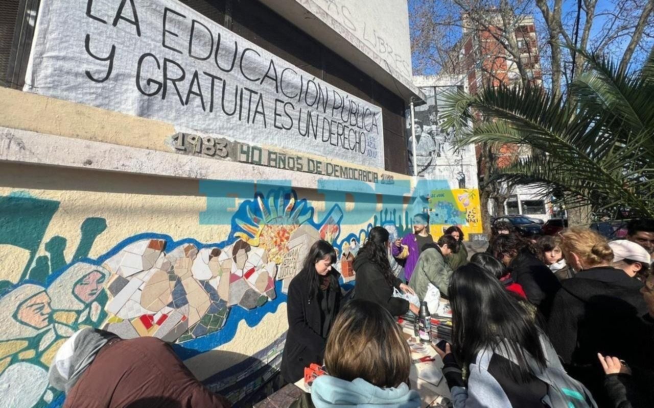 Protesta de la UNLP, día 2: estudiantes y docentes copan las calles con clases públicas a pesar del frío