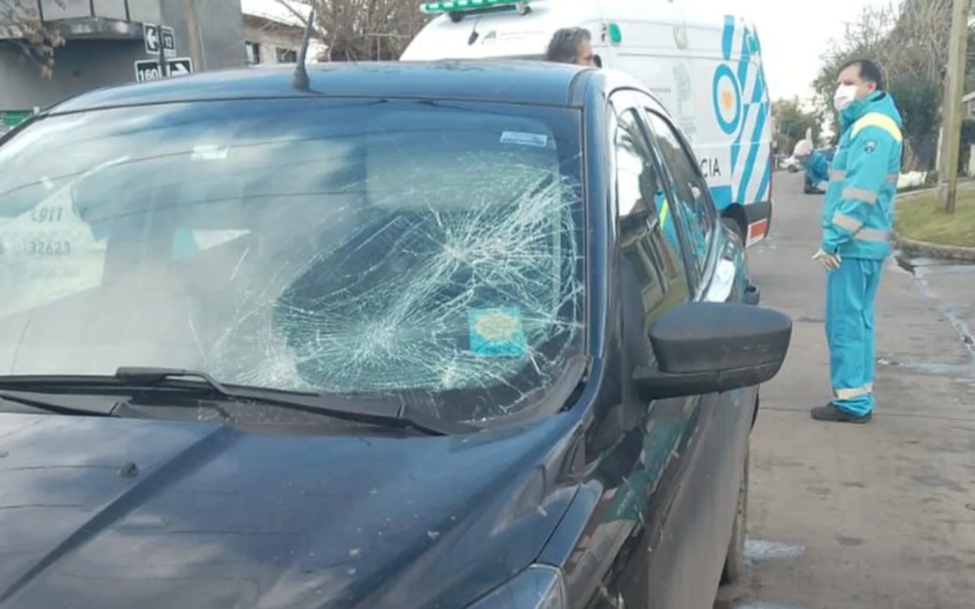 Un auto chocó a una mujer y su hija que andaban en bicicleta en Berisso
