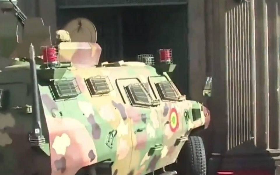 VIDEO. El momento que un tanque derribó la puerta del Palacio Quemado