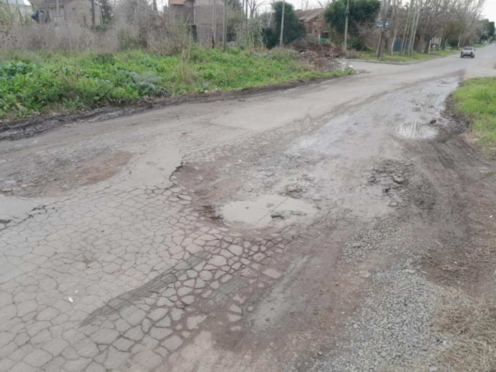 En otro barrio con las calles destruidas los vecinos piden una solución urgente
