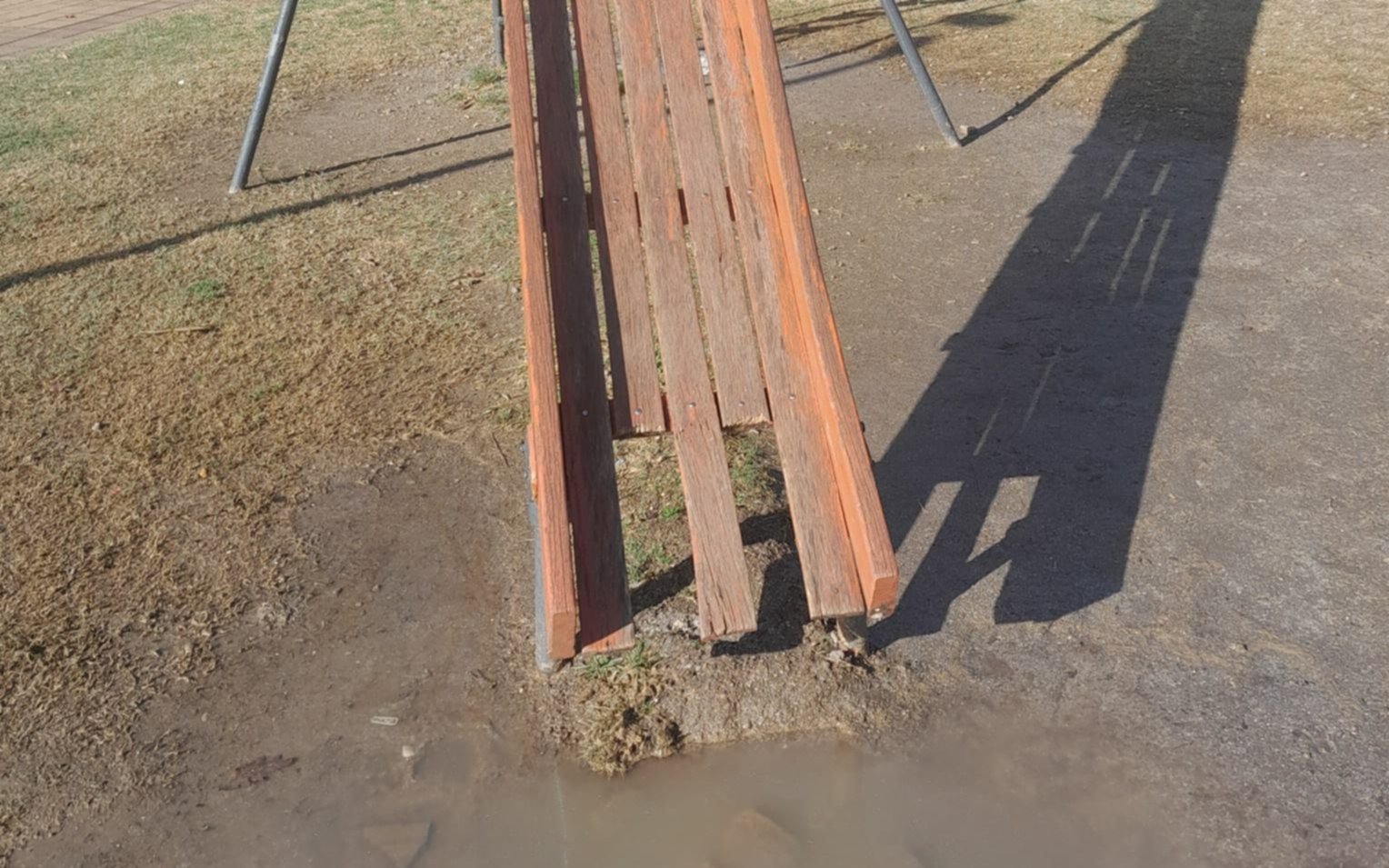 Juegos rotos en una plaza del Casco Urbano de La Plata: "Es un peligro para los chicos"