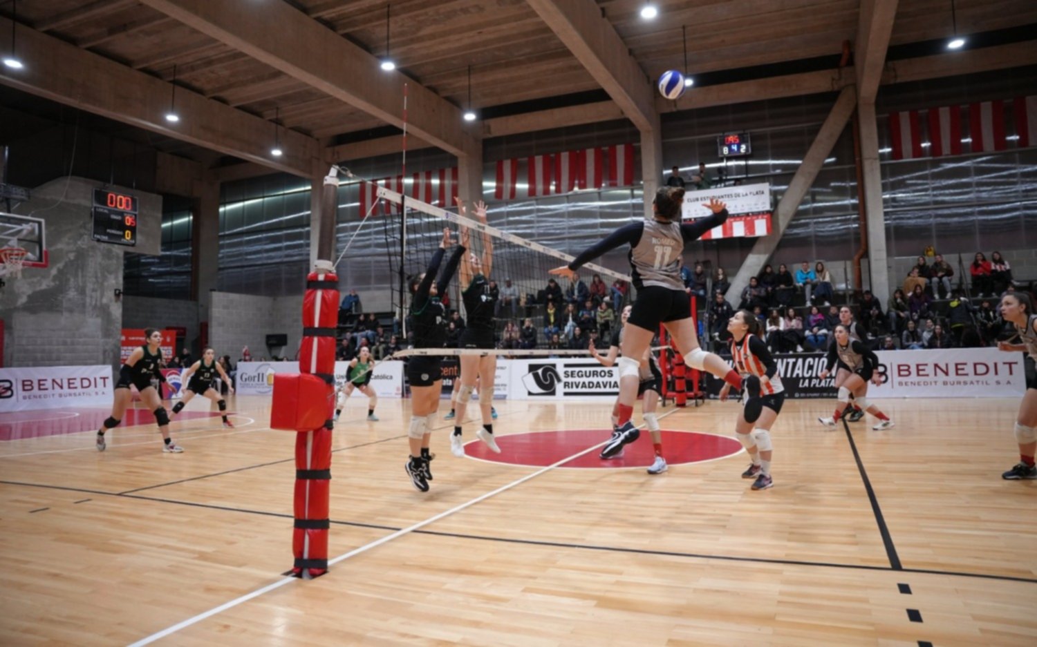 Vóley femenino: Banco Provincia le ganó a Estudiantes en el Polideportivo UNO
