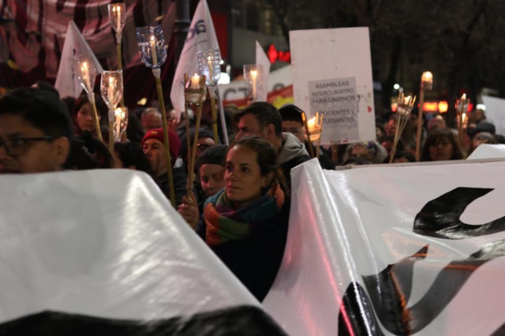 Nutrida marcha de antorchas de universitarios