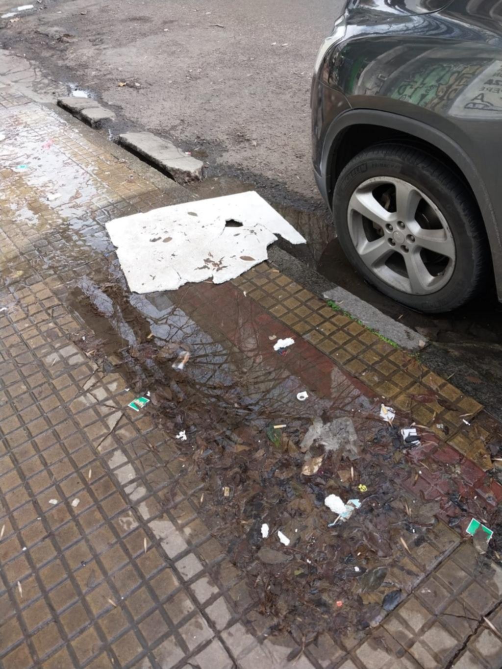Una pérdida de agua lleva a peatones a andar por la calle