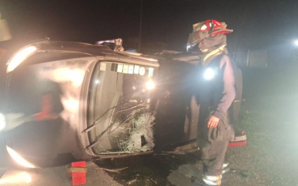 Pérdida de gas en un tanque, choque con vuelco y milagro sobre la Ruta 2
