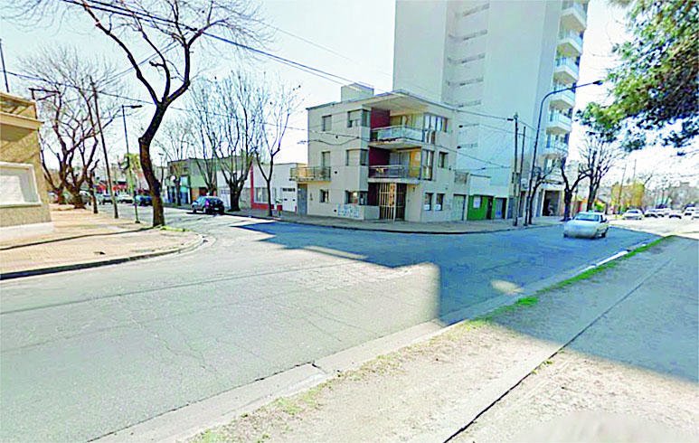 Con el frío y la oscuridad de aliados, motochorros asaltaron a una joven en La Plata