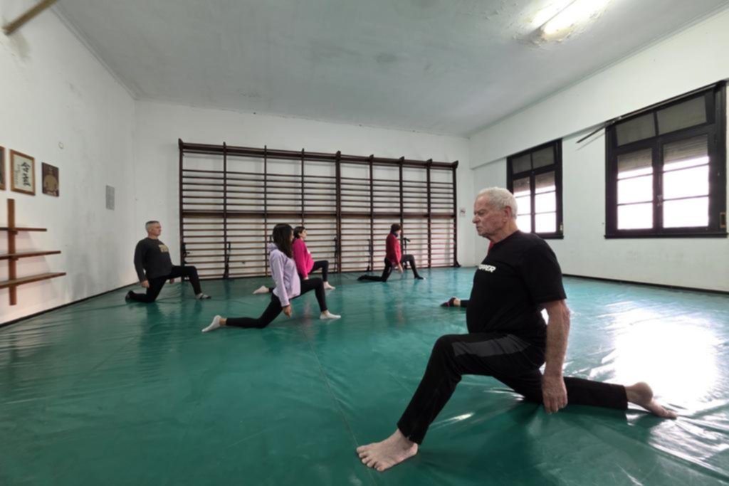 A los 87 años, sigue enseñando yoga y estudia en la Universidad