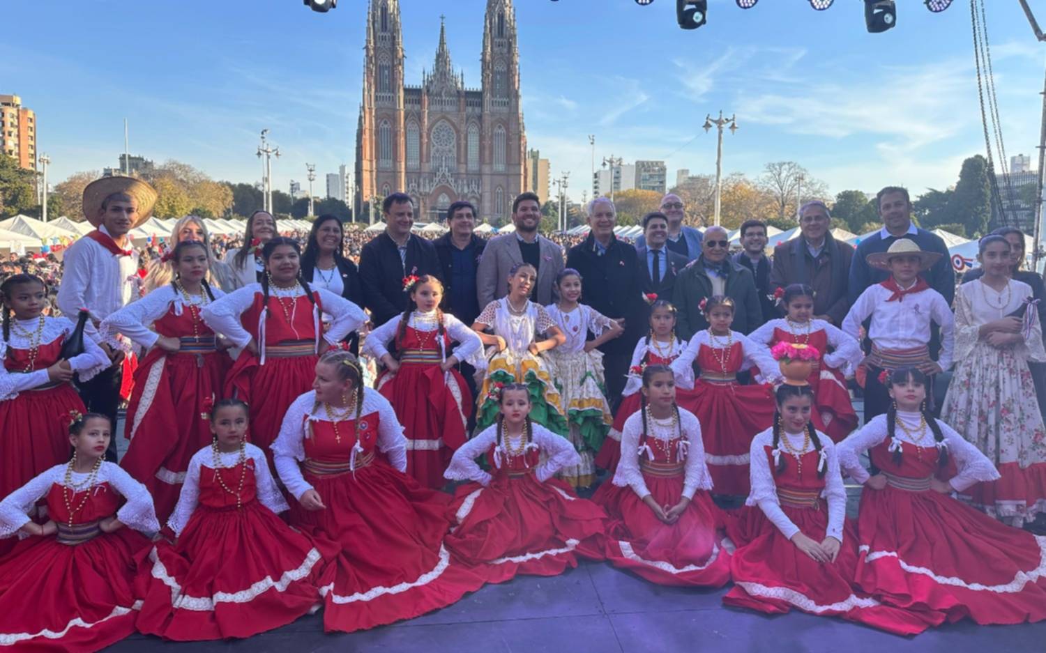 La comunidad paraguaya, junto a Alak, celebró su independencia en Plaza Moreno