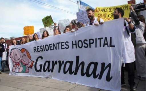 Con críticas a los administrativos, el Gobierno explicó cómo dará el aumento a residentes del Garrahan