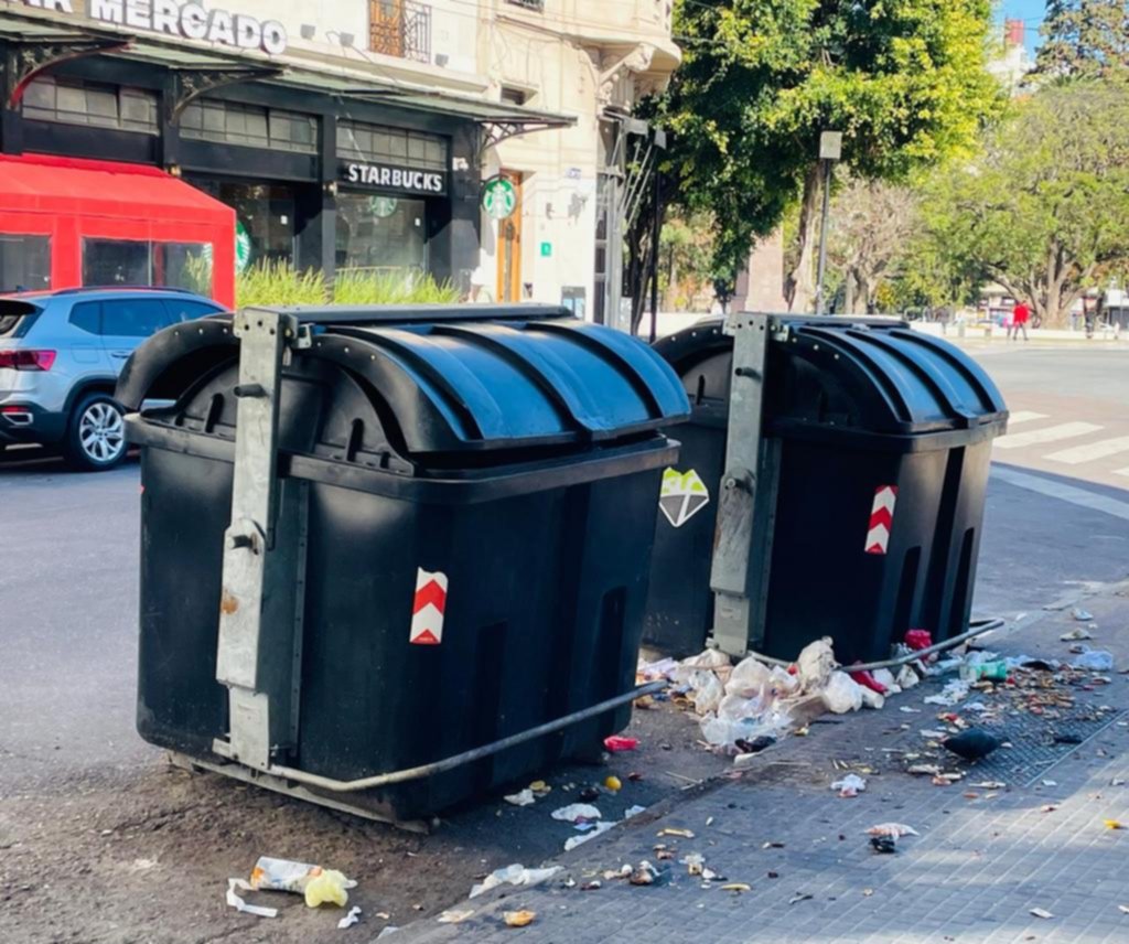 Quejas por la basura muy cerca de plaza San Martín