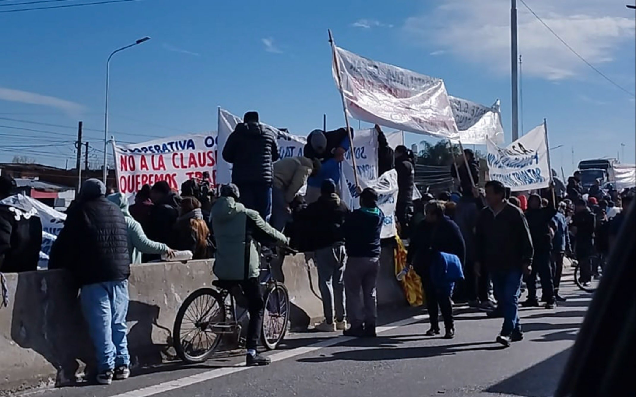 Piquete de trabajadores de La Salada y cruces entre Provincia y Nación
