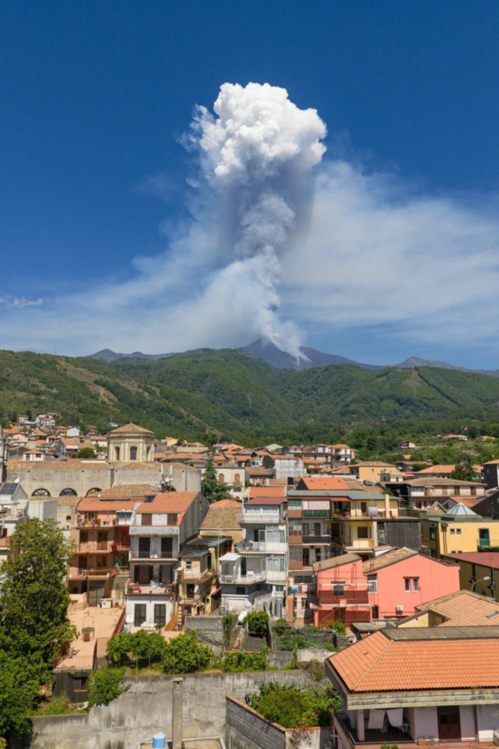 El Etna y un impactante espectáculo de humo y ceniza