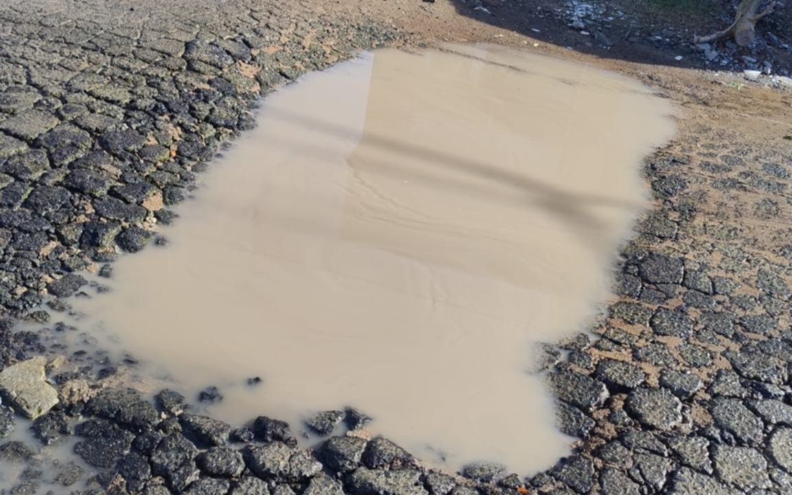 Alertan por peligrosos baches en un barrio de La Plata: "Son grandes y profundos"