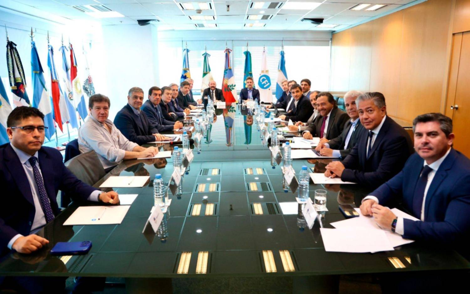 Menos ingresos y obra pública paralizada: gobernadores pedirán a Milei una reunión en bloque