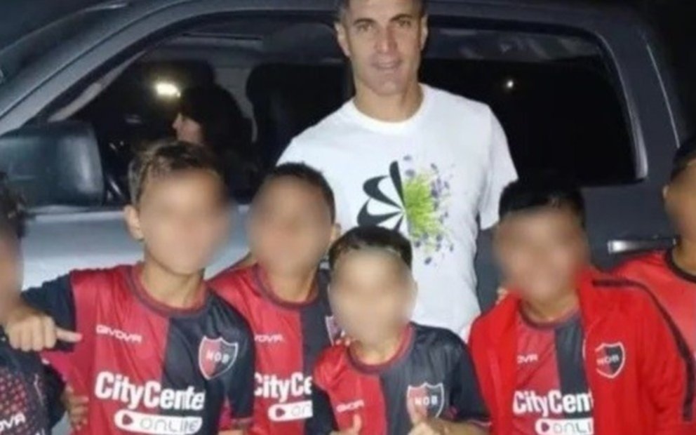 Newell's sancionó a seis chicos por sacarse una foto con una figura de Rosario Central