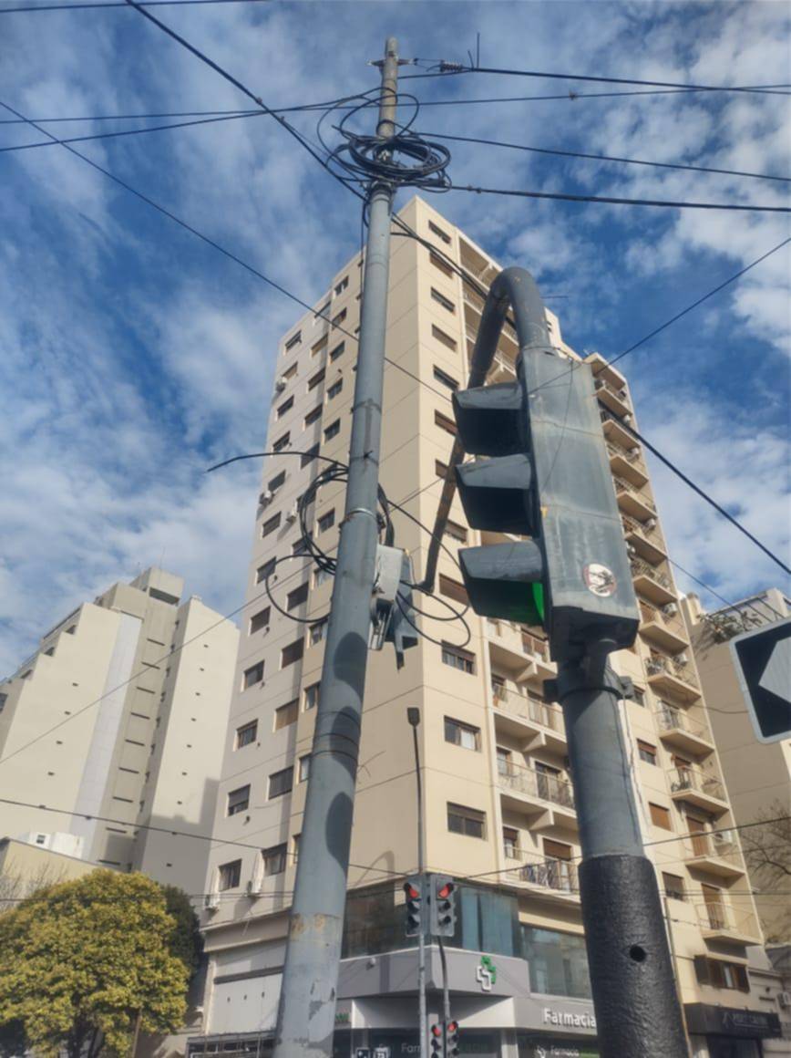 Peligro en pleno centro por un poste que está a punto de caer