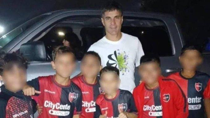 Le pidieron una foto a un ídolo rival y los sancionaron