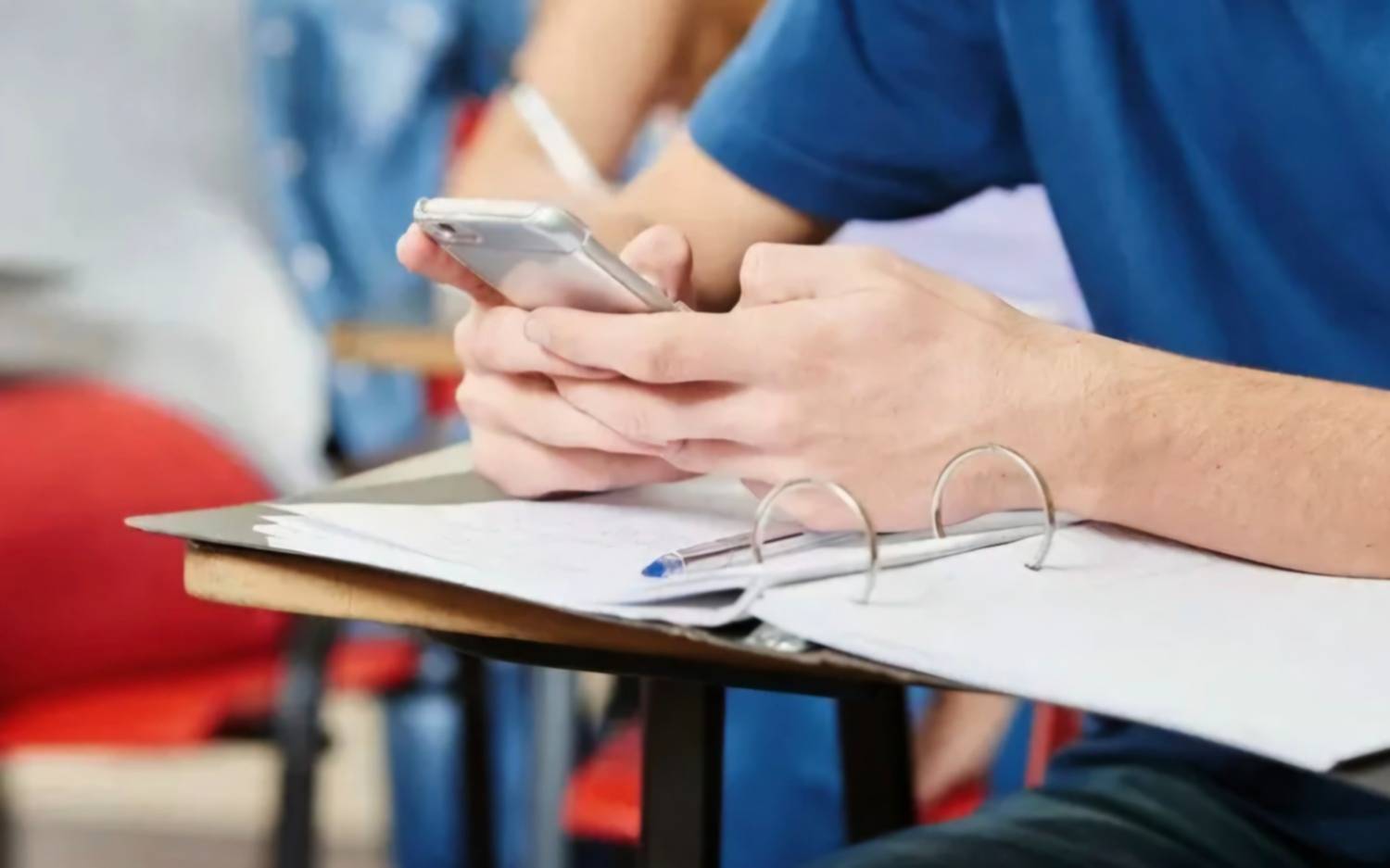 Escuelas de San Nicolás buscan equilibrio ante el impacto del celular en el aula 