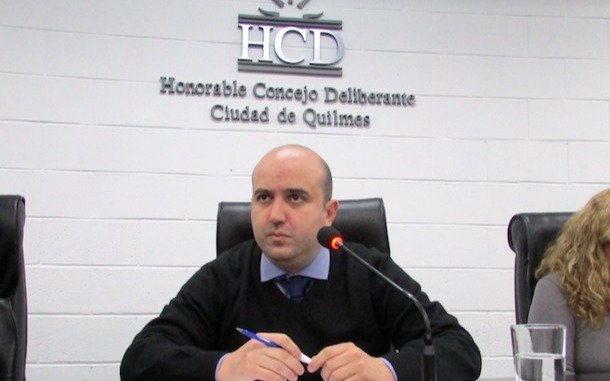 Juan Bernasconi se distancia de la polarización y propone un espacio de centro en Quilmes