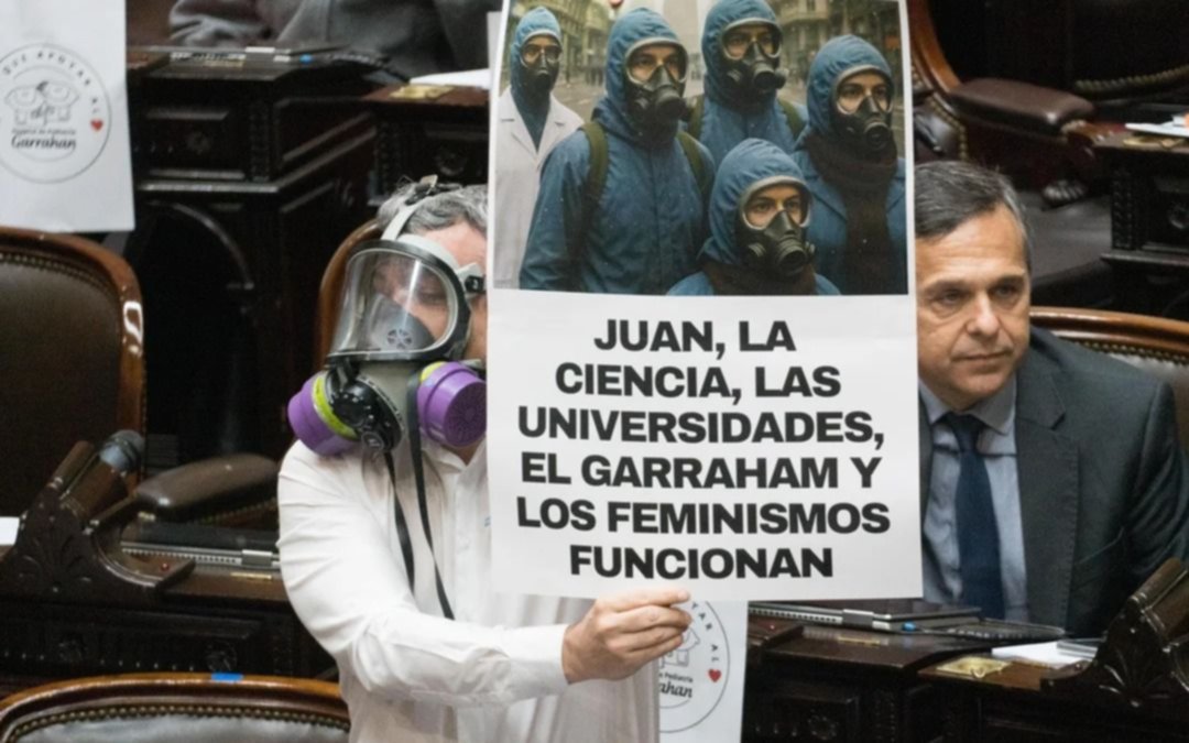 Diputado se disfrazó de El Eternauta en el Congreso y mostró cartel en apoyo al Garrahan 