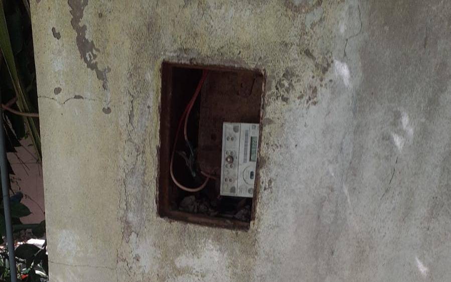 City Bell: reponen la tapa de un medidor de luz tras un reclamo vecinal a EL DIA