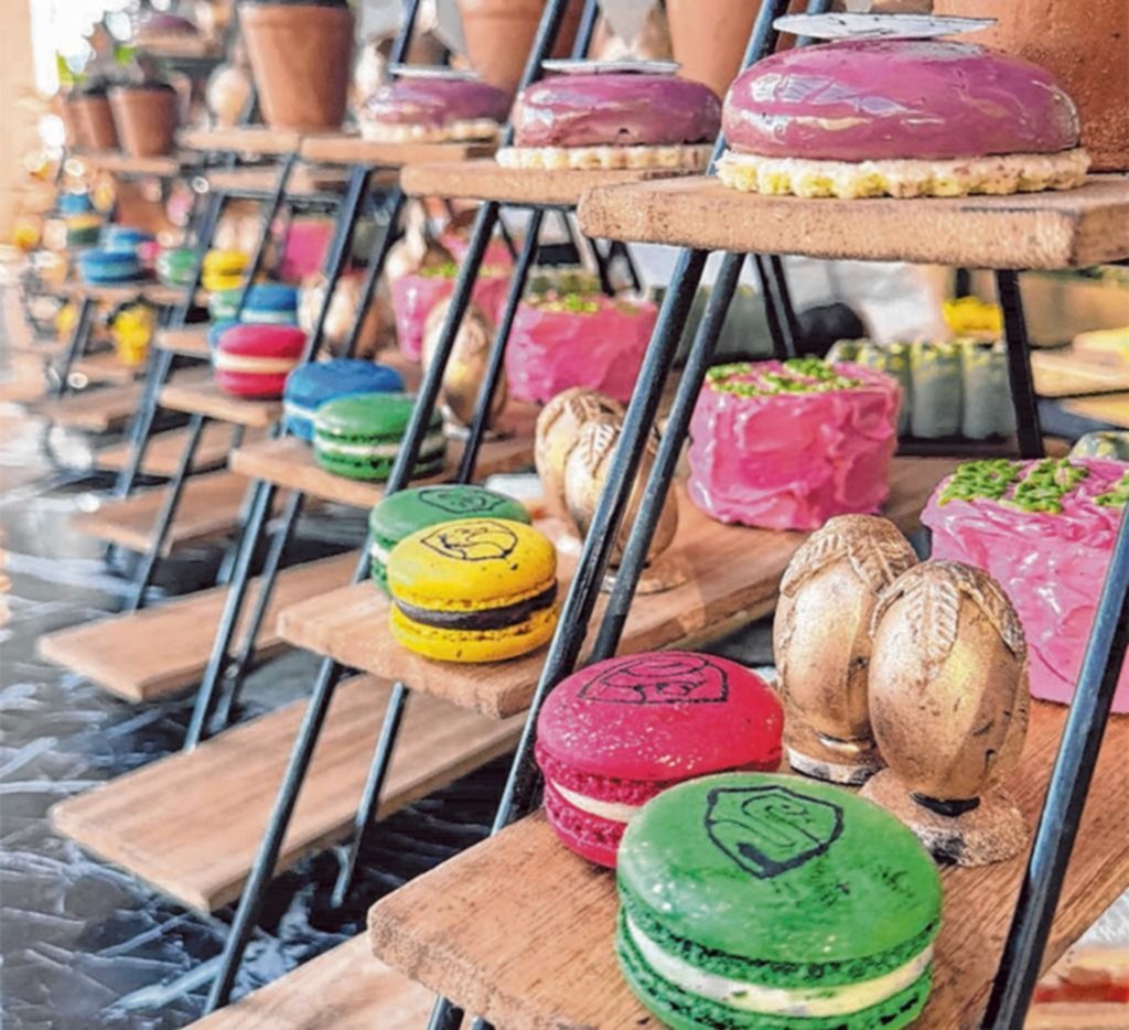 Tarde de té temática en La Plata: dulces, flores y guiños a Bridgerton