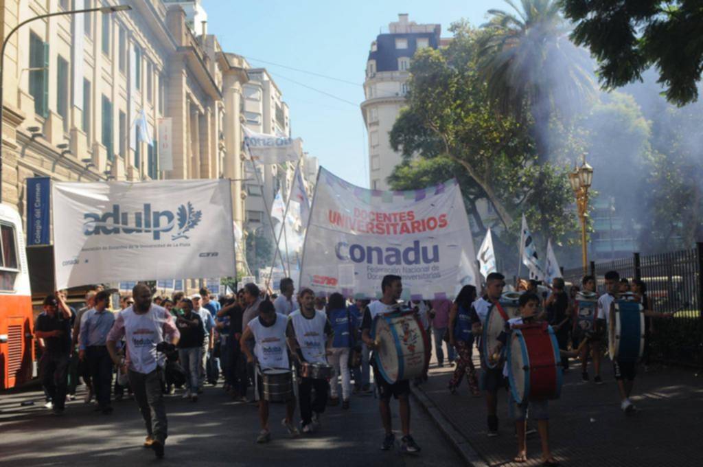 Docentes universitarios confirmaron cuáles serán los dos días de paros: cómo afectará a facultades y colegios de la UNLP