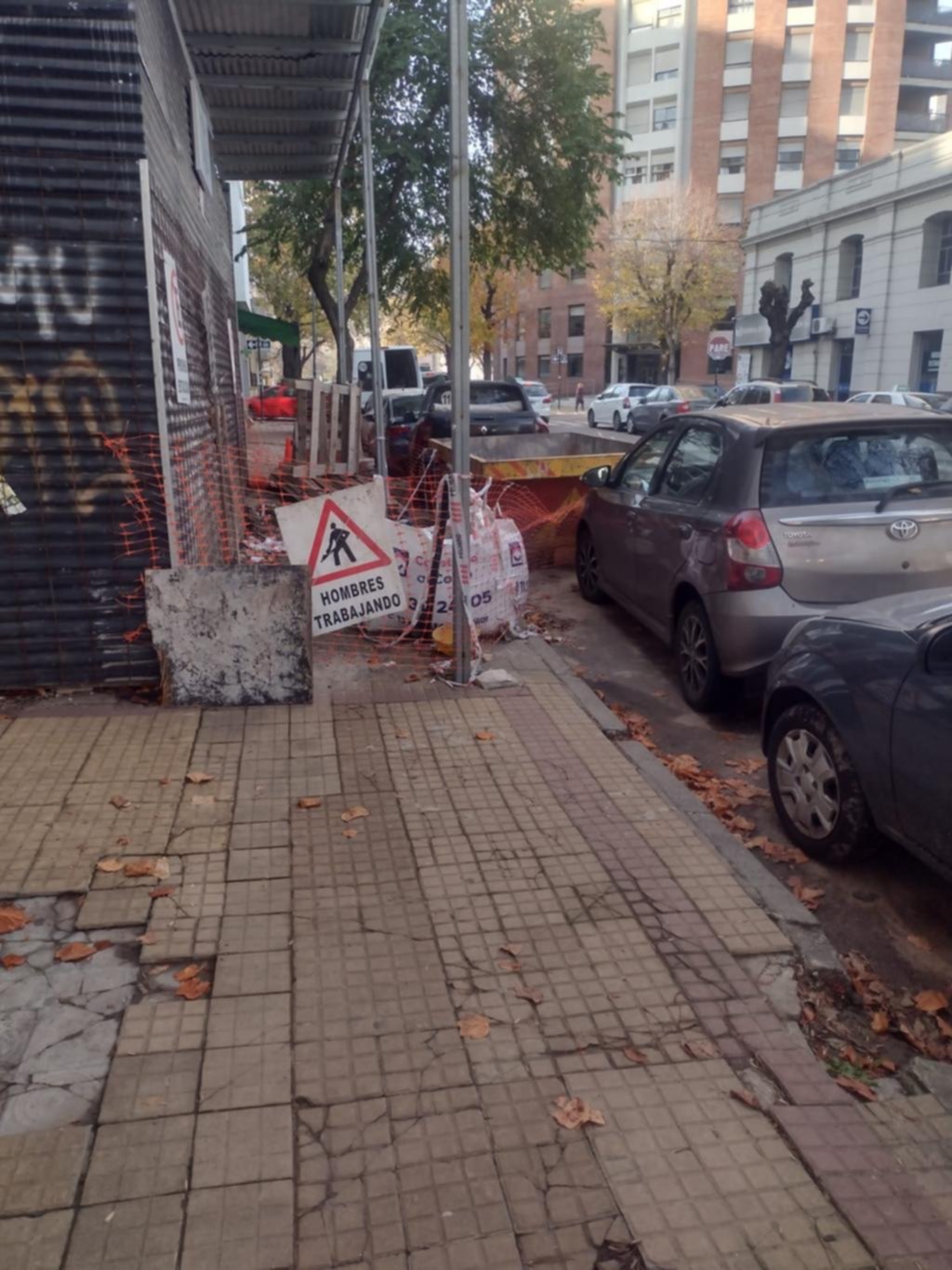 La falta de paso a raíz de una obra en la vereda de 10 entre 55 y 56