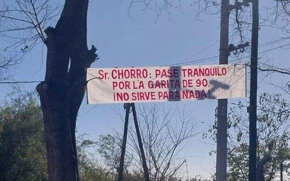 “Sr. chorro: pase tranquilo”, lo que se lee en Arana