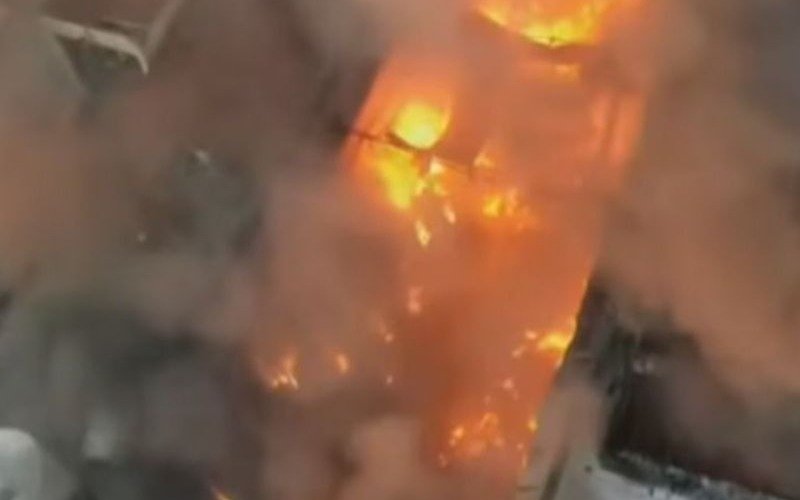 Incendio en una fábrica de plásticos en San Justo: 5 dotaciones de bomberos y vecinos evacuados