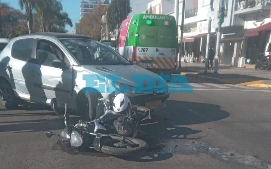 Fuerte choque en 13 y 38: un motociclista herido en Barrio Norte