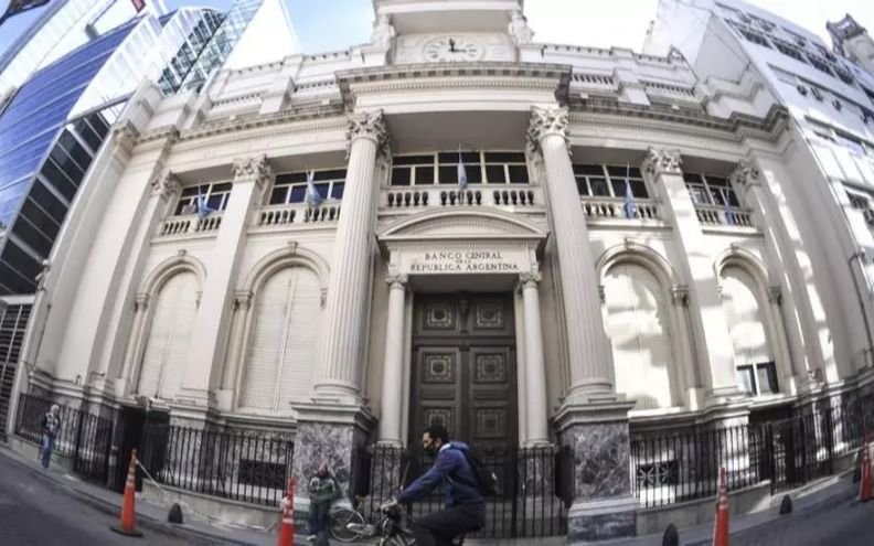 A cuánto llegará el dólar y la inflación a fin de 2025: los números de las consultoras del BCRA