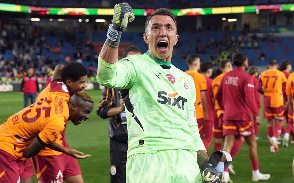 Estudiantes quiere reforzar el arco en este mercado de pases y contactó a Fernando Muslera